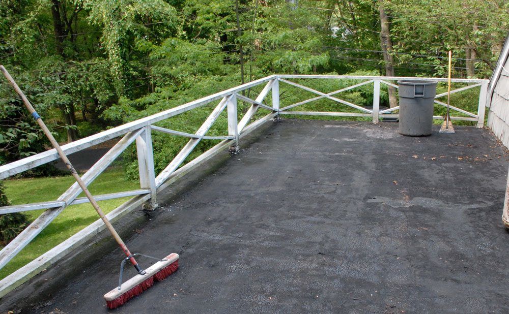 Flat-roof-with-post-and-railing Flat-roof-with-post-and-railing
