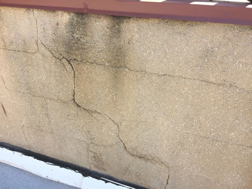 Cracks on the wall cause flat roof leaks